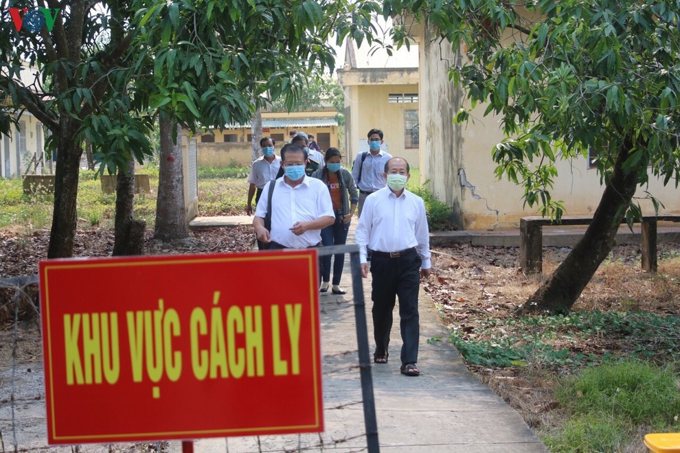 Ứng phó Covid-19: Phép “sàng lọc” cán bộ lãnh đạo